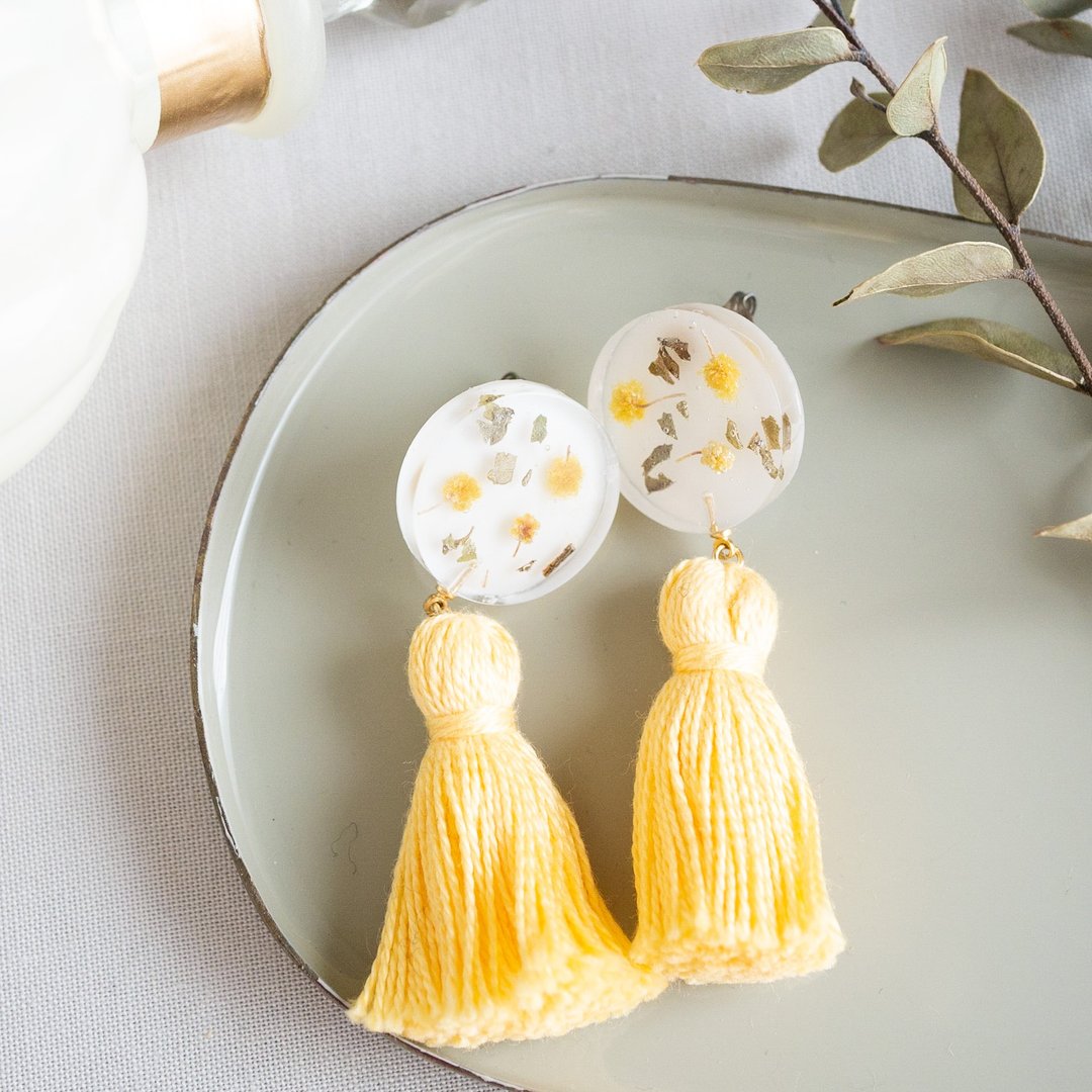 mimosa/tassel earrings - 耳环/耳夹 - 树脂 黄色