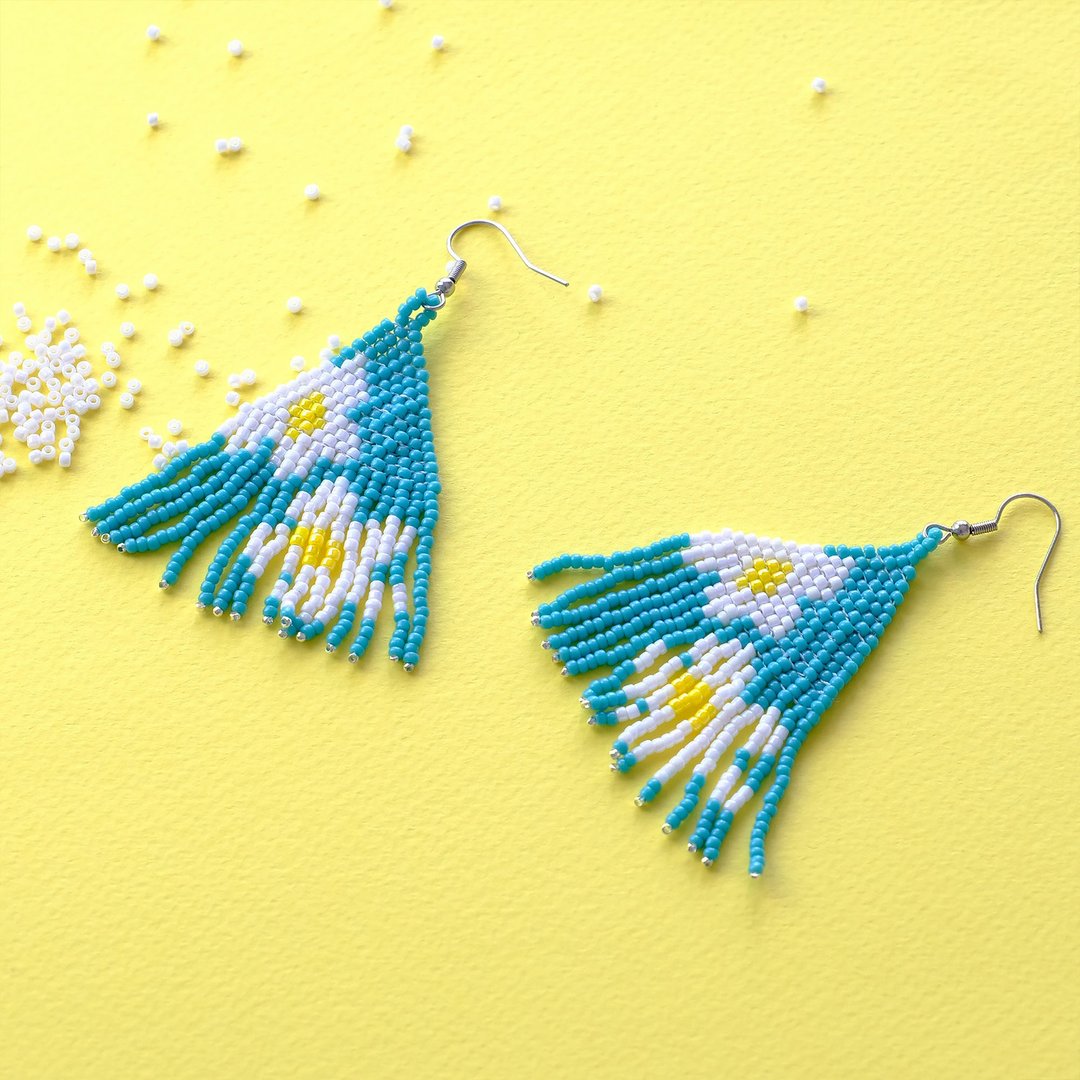 earrings made of flower beads - 耳环/耳夹 - 贵金属 多色