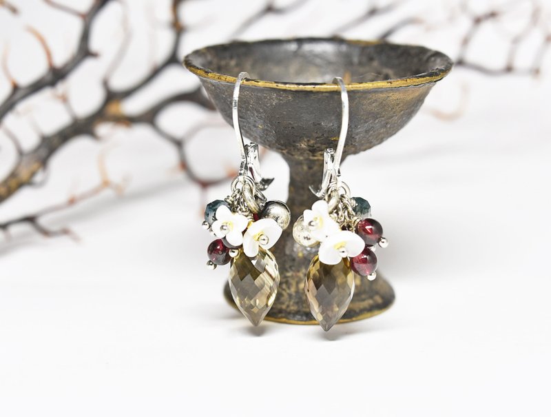 Smoky quartz and garnet, white butterfly florets, moss agate, Indian Silver bell earrings - 耳环/耳夹 - 宝石 金色