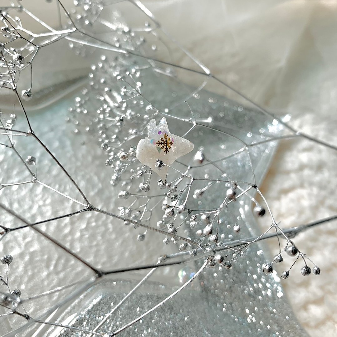 【圣诞雪季限定版 】雪花小魟鱼耳骨夹(满额小礼物) 活动至12/15截止 - 耳环/耳夹 - 树脂 白色