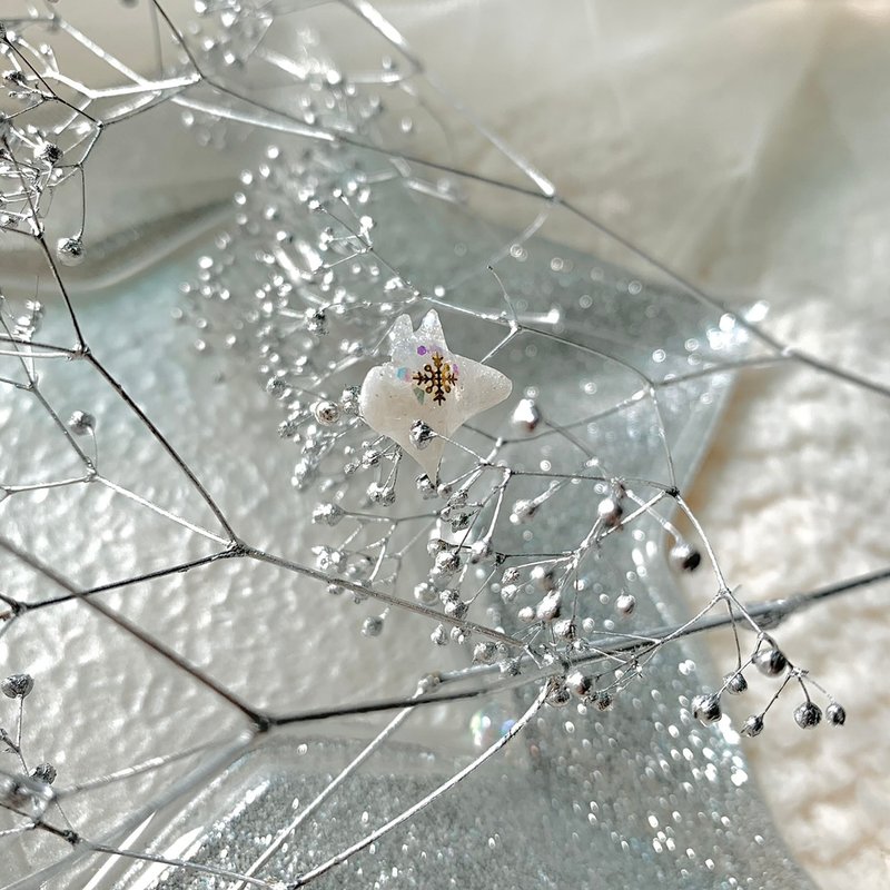 【圣诞雪季限定版 】雪花小魟鱼耳骨夹(满额小礼物) 活动至12/15截止 - 耳环/耳夹 - 树脂 白色