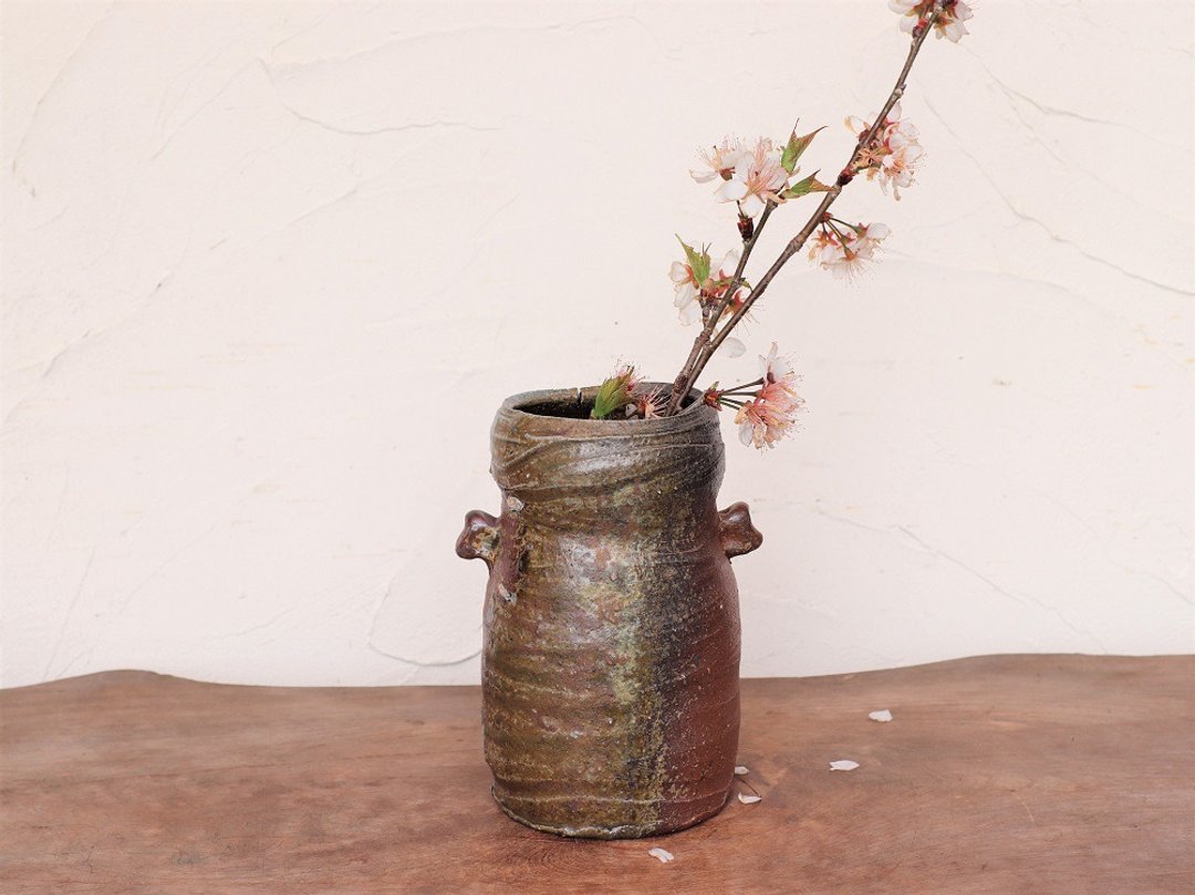 备前烧手工耳付花瓶 h1-016 (17.5cm) - 花瓶/陶器 - 陶 咖啡色