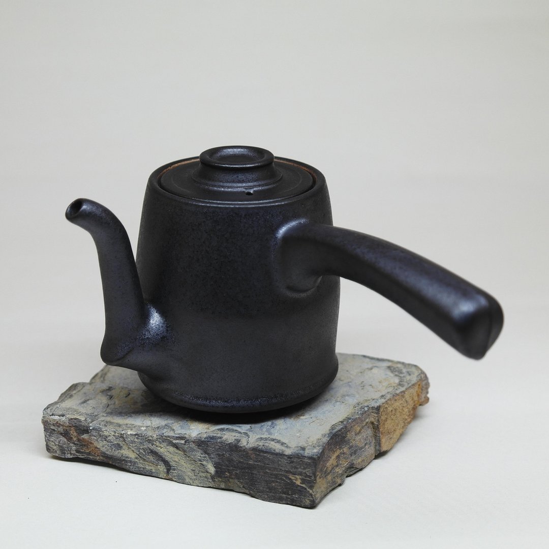 玄寂桶形侧把茶壶 手作陶艺 茶道具 - 茶具/茶杯 - 陶 黑色