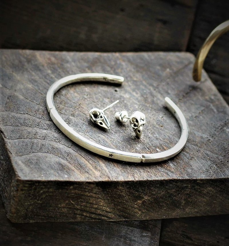 一对 乌鸦头骨 耳针式 925银耳环 - 耳环/耳夹 - 银 银色