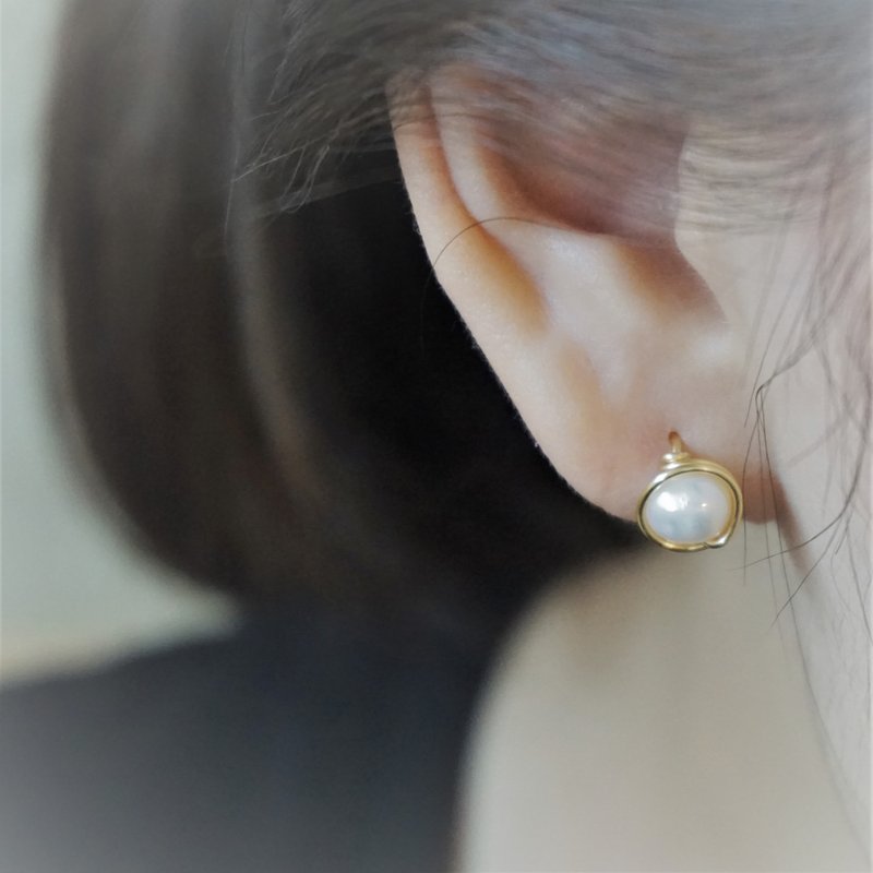 ll 6mm淡水珍珠 ll 金线框耳针 耳夹 / 一对 ER-00064 - 耳环/耳夹 - 珍珠 多色