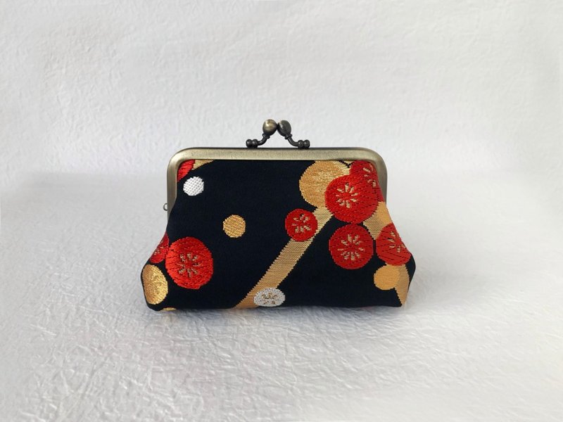 Red and white plum-patterned purse - 零钱包 - 丝．绢 黑色