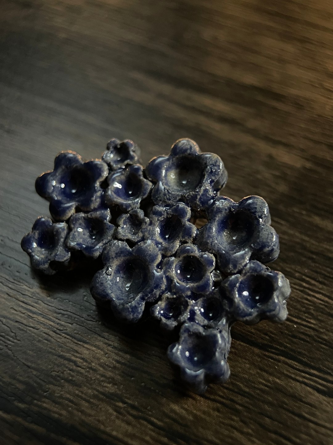 陶瓷小花胸针 - 蓝色 | 手捏陶瓷 - 胸针 - 陶 蓝色