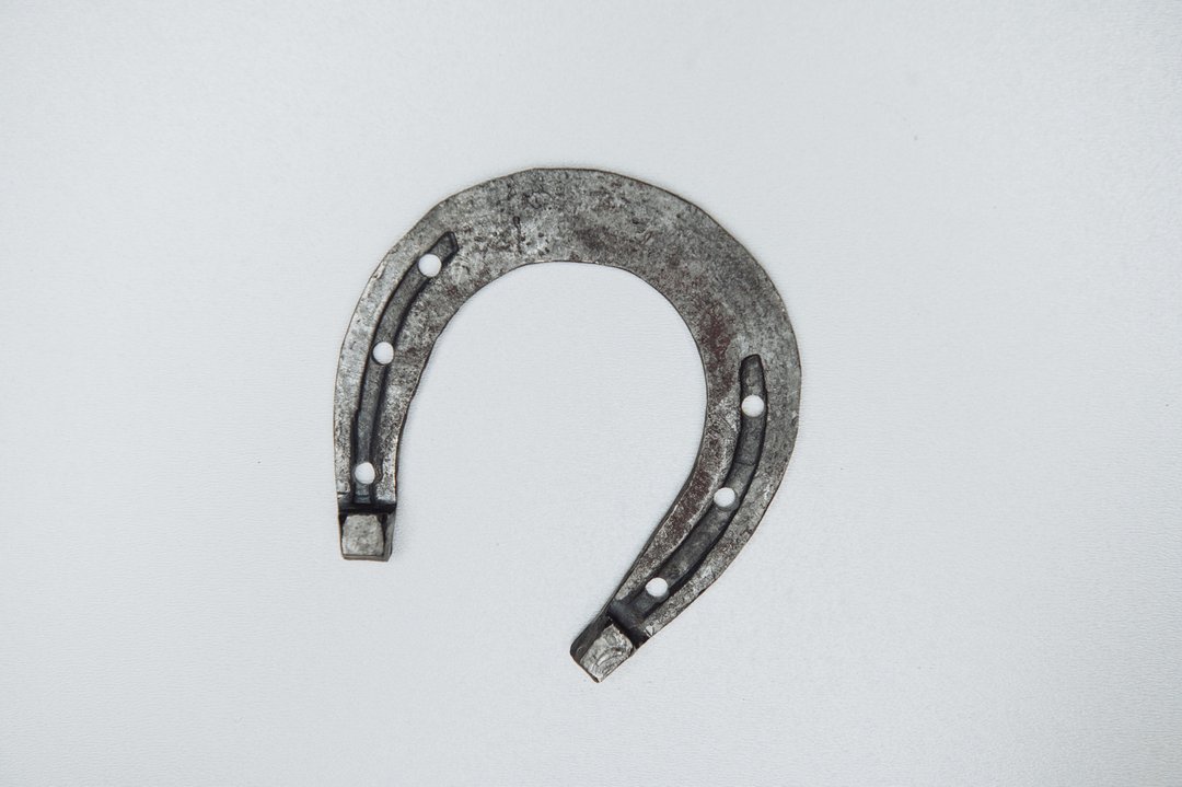 Rustic Lucky Horseshoe Decor Gift / Horseshoe Good Luck Gift for Friend - 摆饰 - 铜/黄铜 灰色
