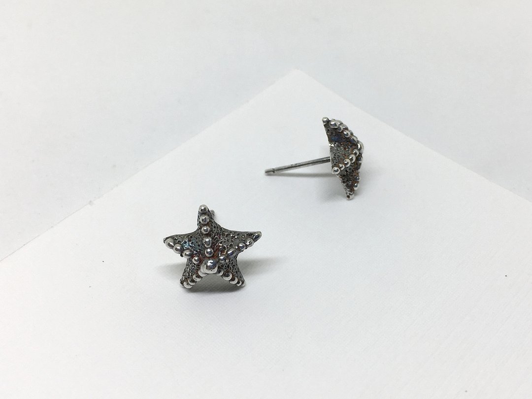 大海小世界。海星星耳环。925纯银。sterling silver - 耳环/耳夹 - 纯银 银色