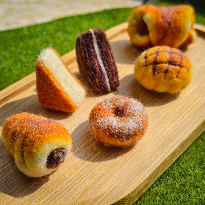 羊毛毡 三角蛋糕钥匙圈(黑巧) | 俗胖系列 | 古早味 - 钥匙链/钥匙包 - 羊毛 咖啡色