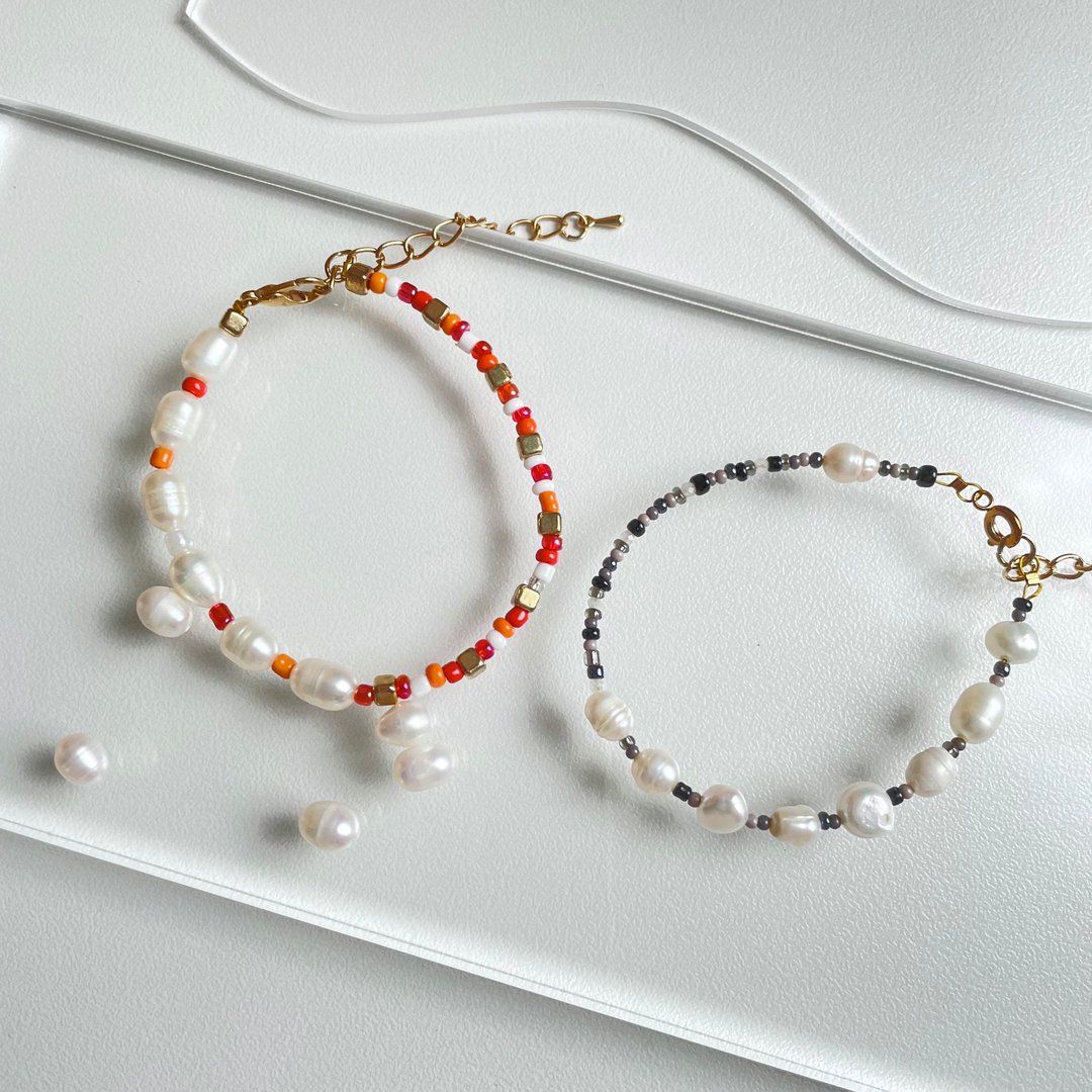 Pearl bracelet with colorful bead and gold bead - 手鐲 - 手链/手环 - 珍珠 金色