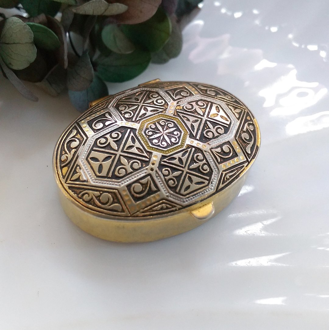 西洋古董饰品。DAMASCENE 西班牙大马士革 拜占 椭圆盒 小药盒 - 摆饰 - 其他金属 金色