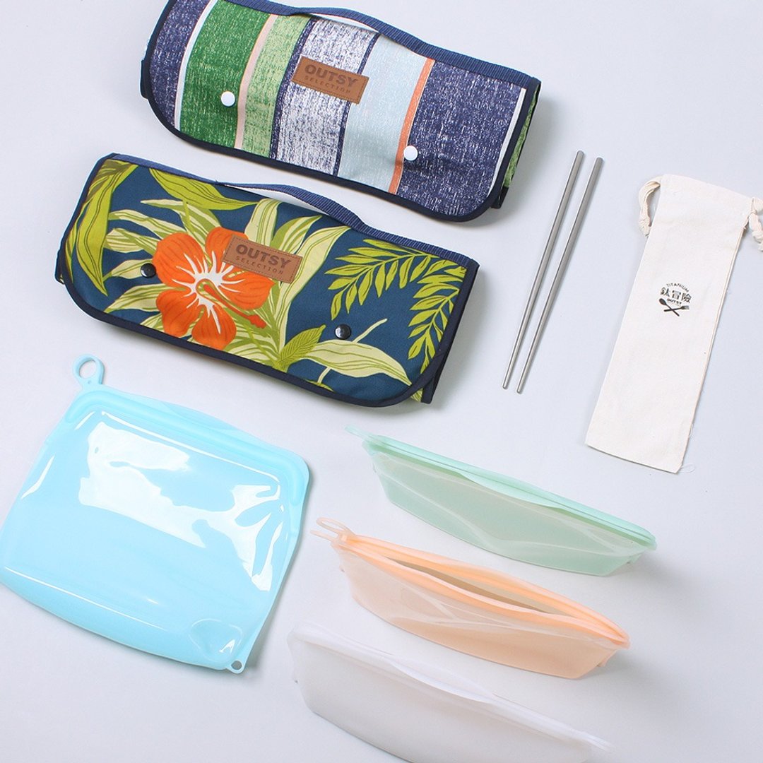 Goody bag福袋-轻装郊游|轻量野餐垫、食物夹链袋500ml、钛筷各一 - 野餐垫 - 聚酯纤维 多色