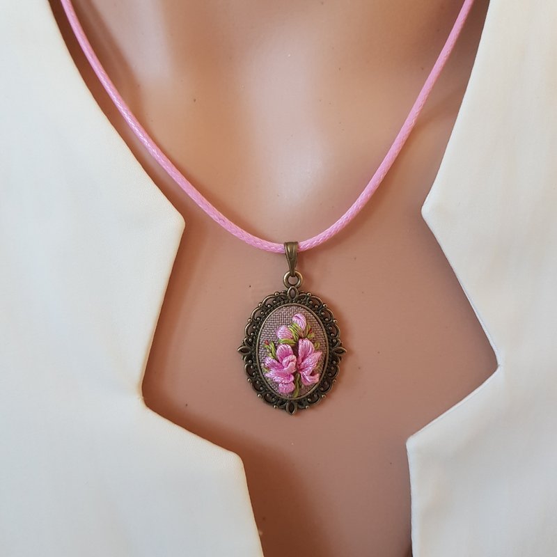 刺绣 珠宝 丝带刺绣坠饰献给她，手工刺绣饰品 - 项链 - 丝．绢 粉红色