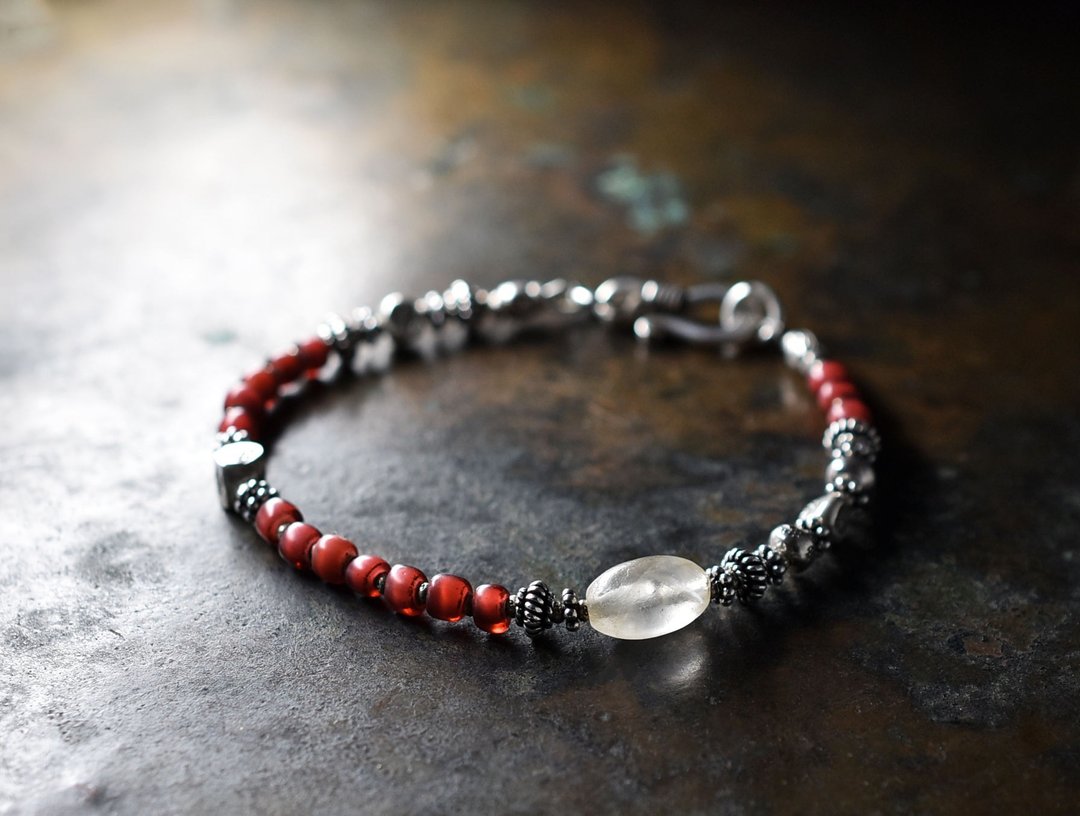 Ancient crystal and gold red white hearts, colorful Karen Silver and Bali Silver bracelet - 手链/手环 - 玻璃 红色
