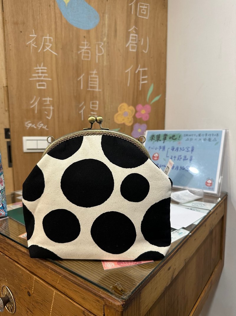 珍珠鲜奶口金包【交换礼物】 - 侧背包/斜挎包 - 棉．麻 白色