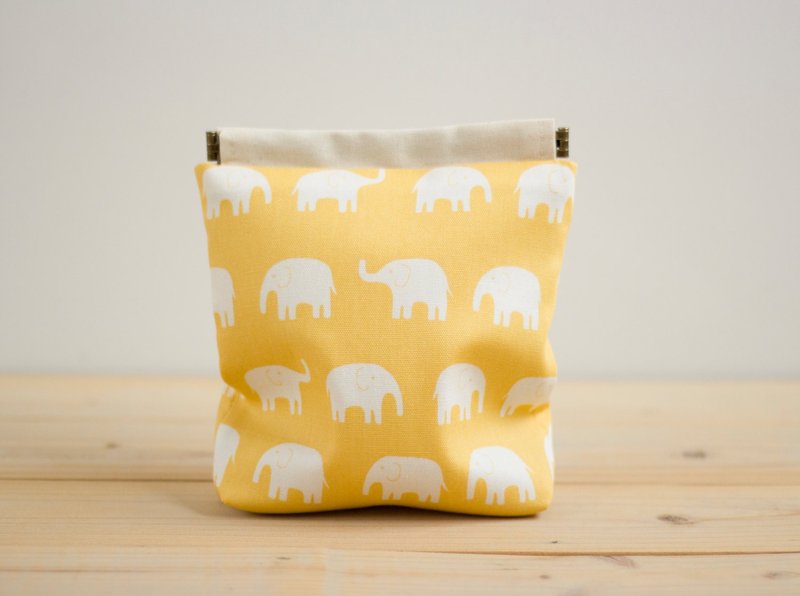 Charger case, Cosmetic pouch, Ditty bag, Make-up Case, Travel pouch, Mouse case / yellow elephant - 化妆包/杂物包 - 棉．麻 黄色