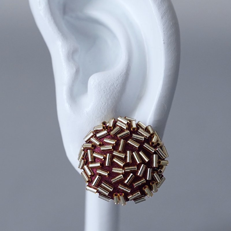 散落 耳针 No2 圆形 竹珠 刺绣 金色 酒红 独一无二 大尺寸 医疗级不锈钢 轻量 手绣 - 耳环/耳夹 - 玻璃 金色