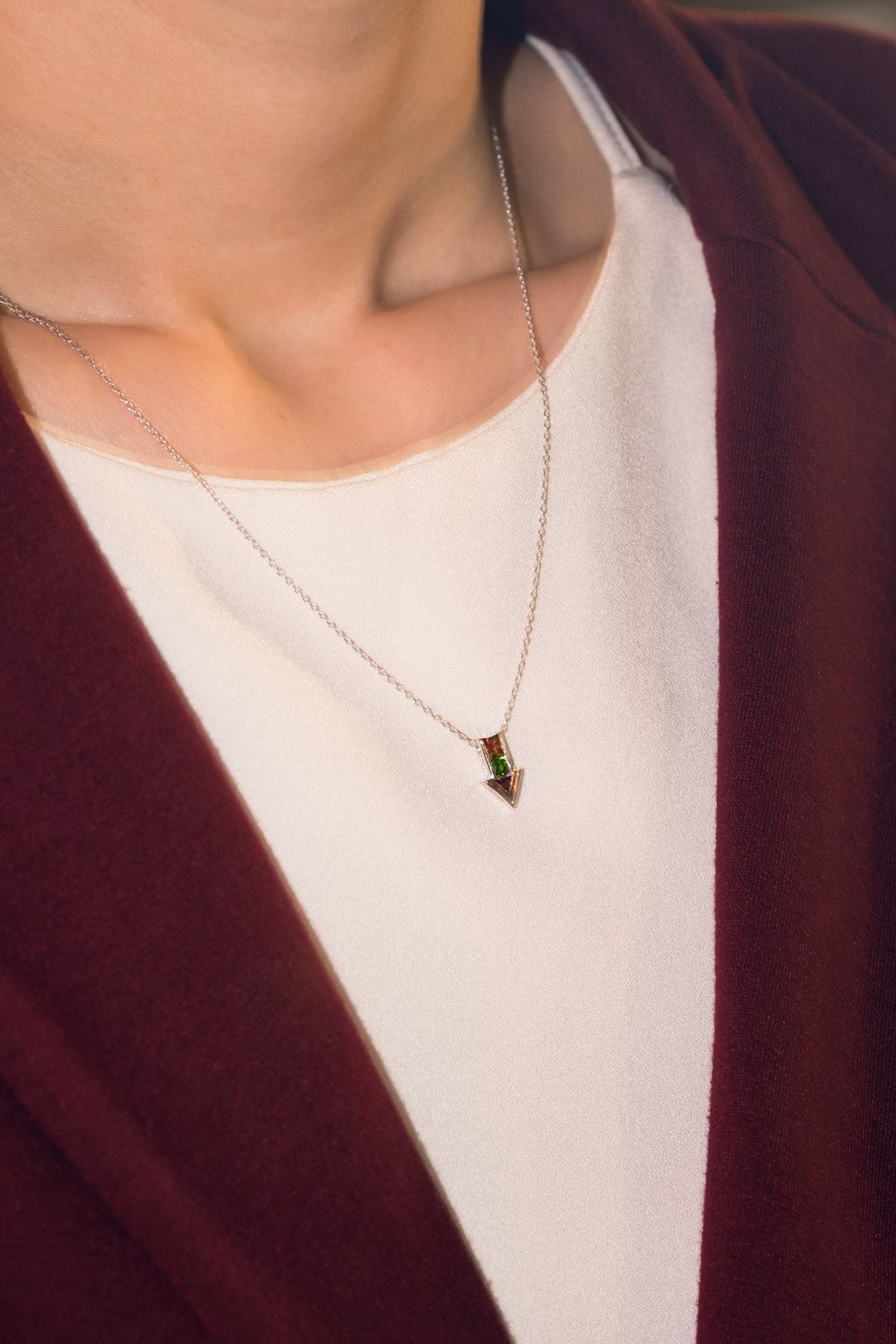 Urban Arrow Pendant with Chrome Diopside and Red Garnet - 项链 - 半宝石 银色