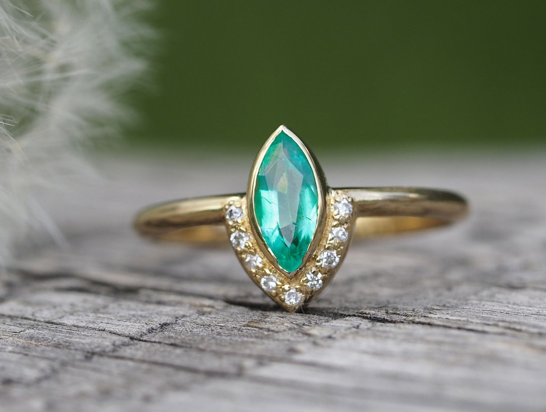 14 kt  gold ring with emerald and diamonds. - 戒指 - 贵金属 金色