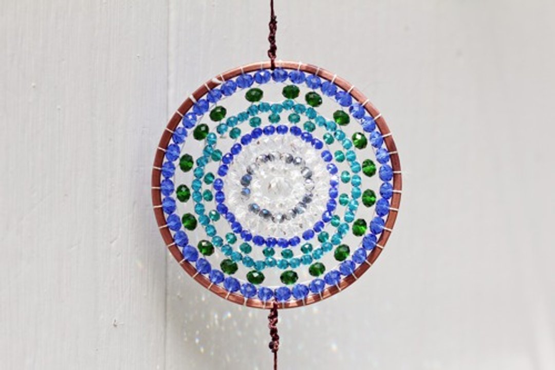 Mandala art suncatcher with peacock-like shades - 其他 - 玻璃 
