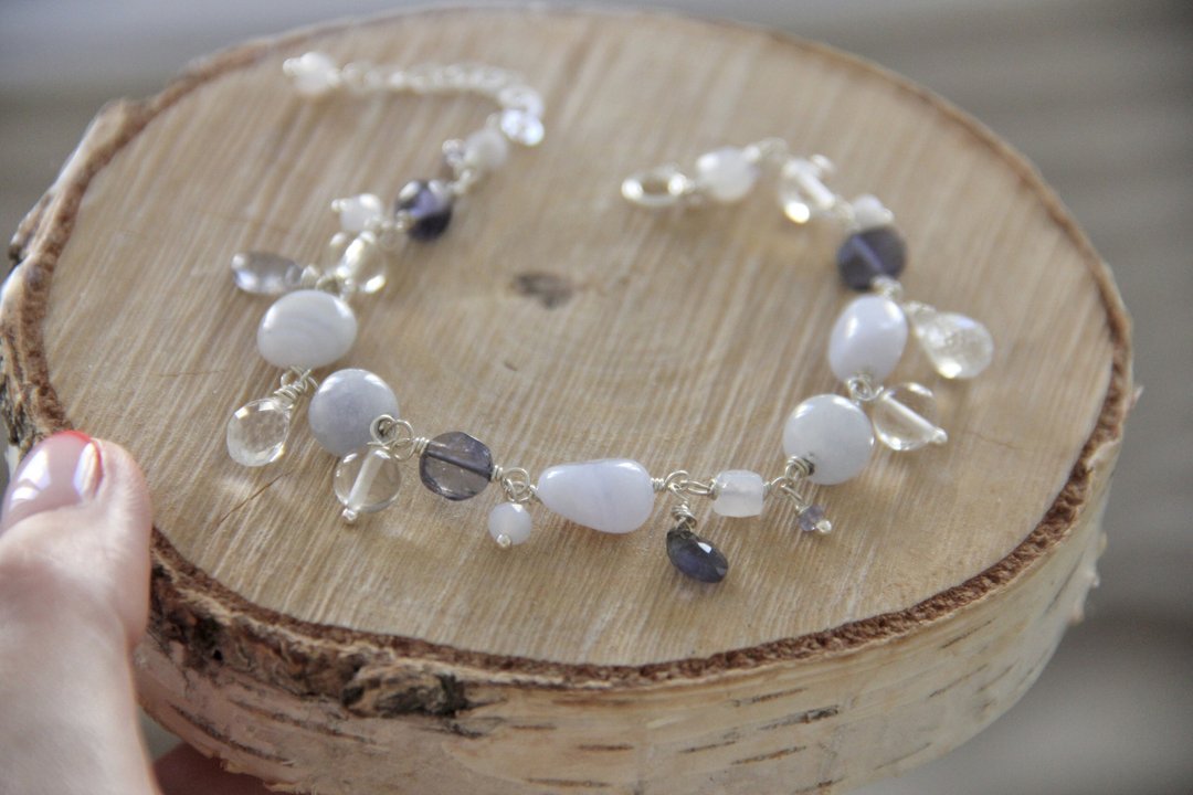 Blue gemstone bracelet Blue lace agate, Iolite and Crystal bracelet - 手链/手环 - 宝石 蓝色