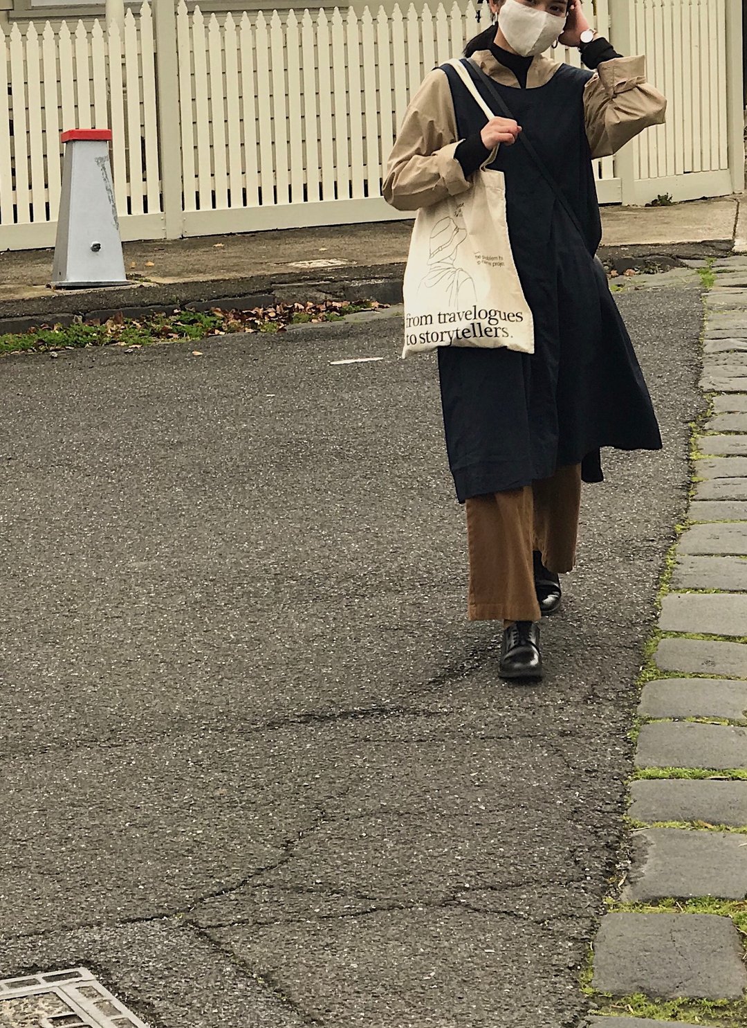 classic tote bags: from travelogues to storytellers - 手提包/手提袋 - 棉 