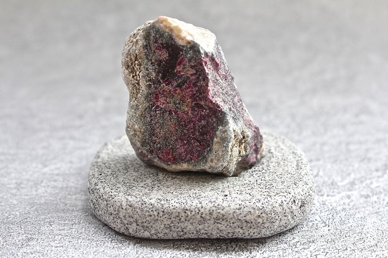 石栽 SHIZAI 红刚玉原矿-含底座 - 摆饰 - 宝石 红色