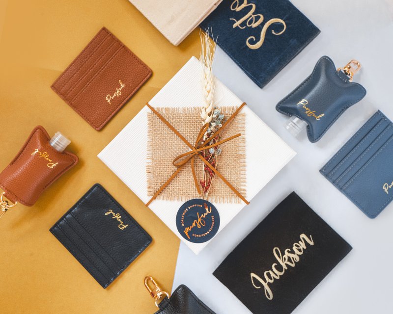 【超值福袋Goody Bag】客制化三件套: 搓手液套+卡夹+刺绣护照夹 - 名片夹/名片盒 - 人造皮革 多色