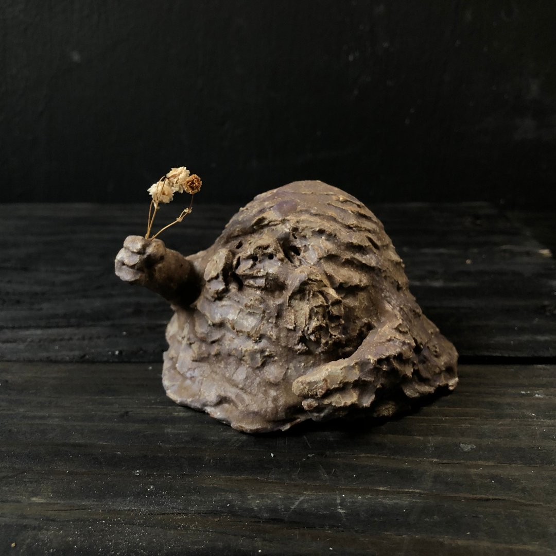 举花的泥巴怪 (手工 陶瓷 公仔 高4.9cm) - 玩偶/公仔 - 陶 