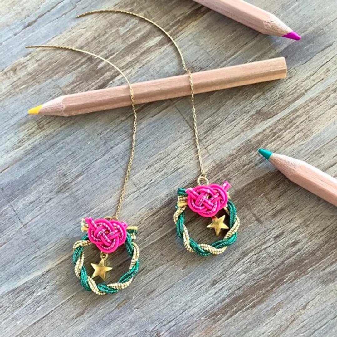 Mizuhiki [Mini Wreath] Earrings Adult Cute Star Christmas Glitter - 耳环/耳夹 - 其他金属 金色