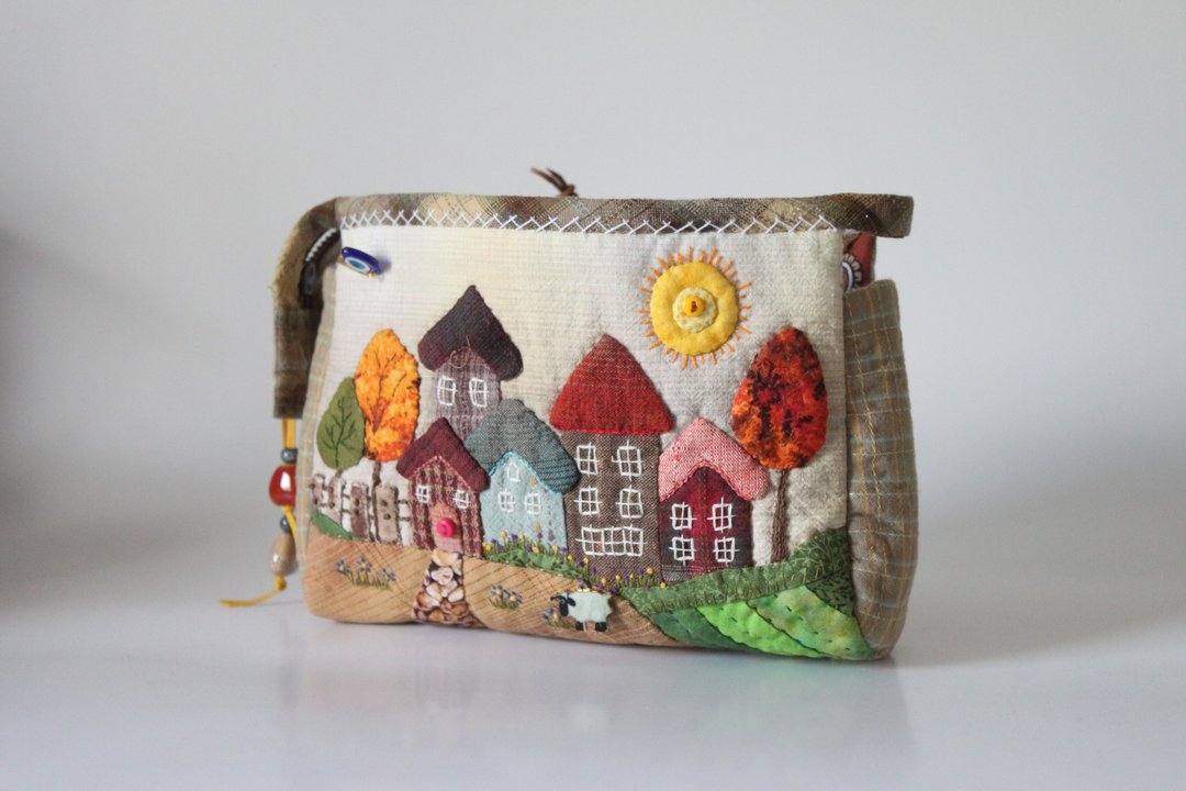 Quilted Cosmetic Bag made in Japanese patchwork style. - 化妆包/杂物包 - 其他材质 多色