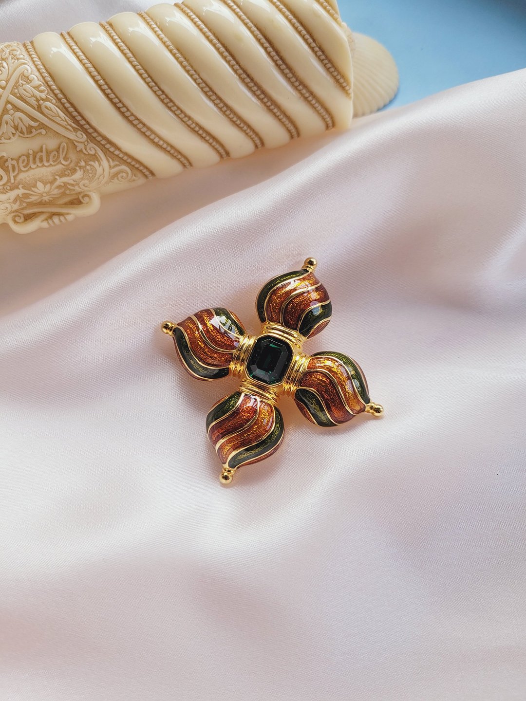 美国西洋古董饰品/JOAN RIVERS祖母绿钻双色珐琅俄罗斯系列胸针 - 徽章/别针 - 其他金属 