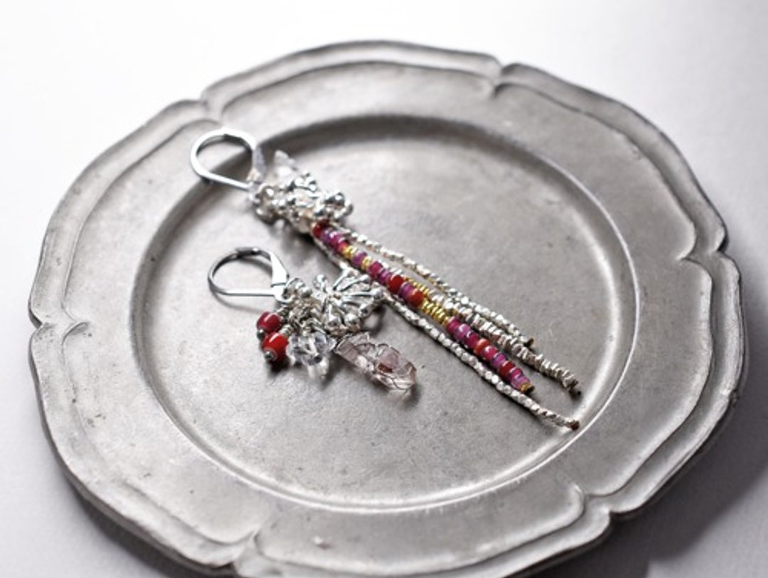 Red phantom and crisp Karen Silver and grape-colored white hearts asymmetric earrings - 耳环/耳夹 - 玻璃 透明