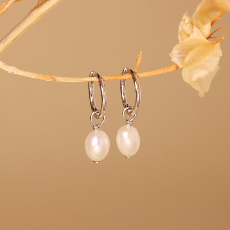 s925銀純手工橢圓珍珠耳環耳飾 高級感通勤風耳環 防敏感 - 耳环/耳夹 - 银 金色