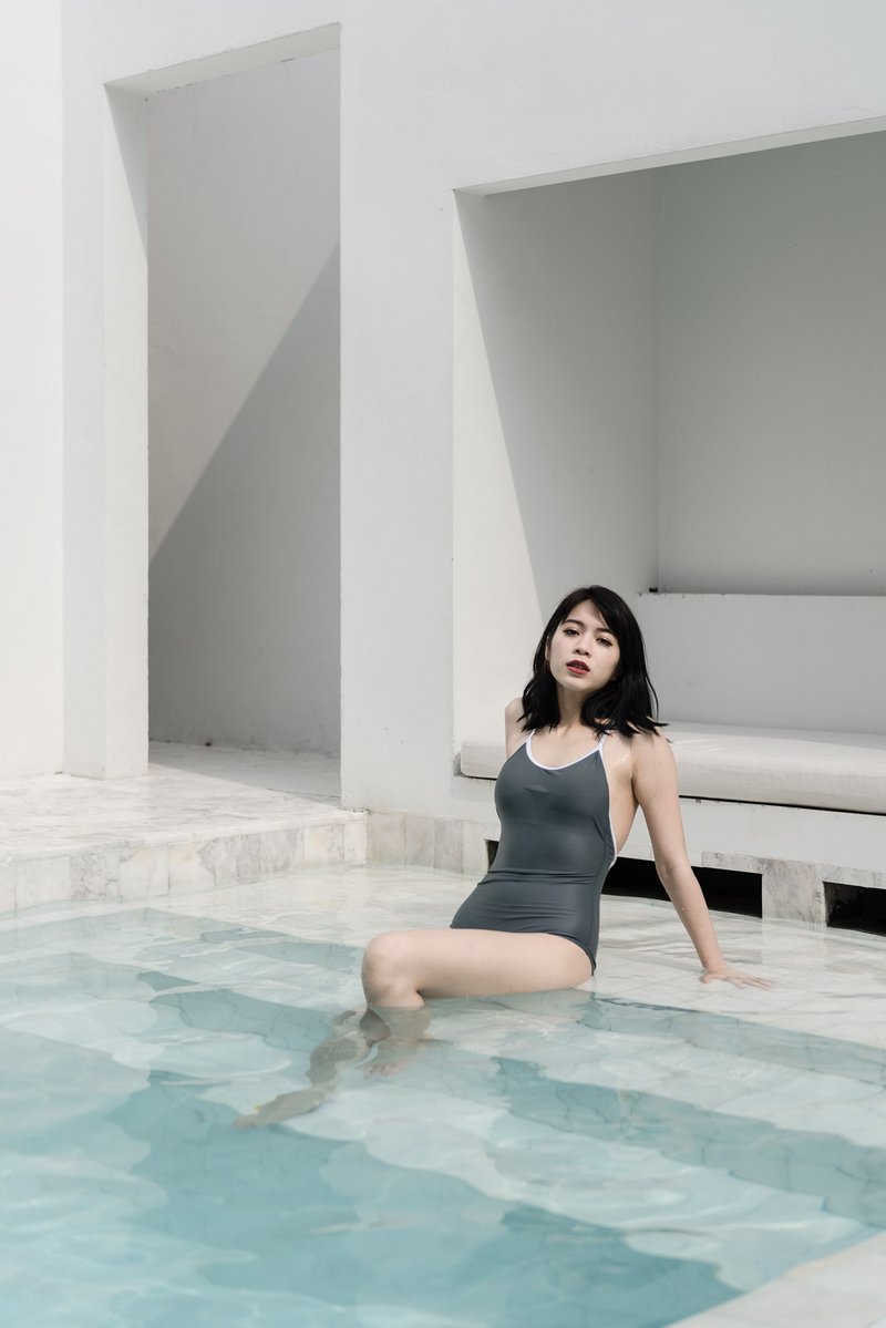 性感甜美交叉露背连身泳装/灰-白(Size L) - 女装泳衣/比基尼 - 其他材质 灰色