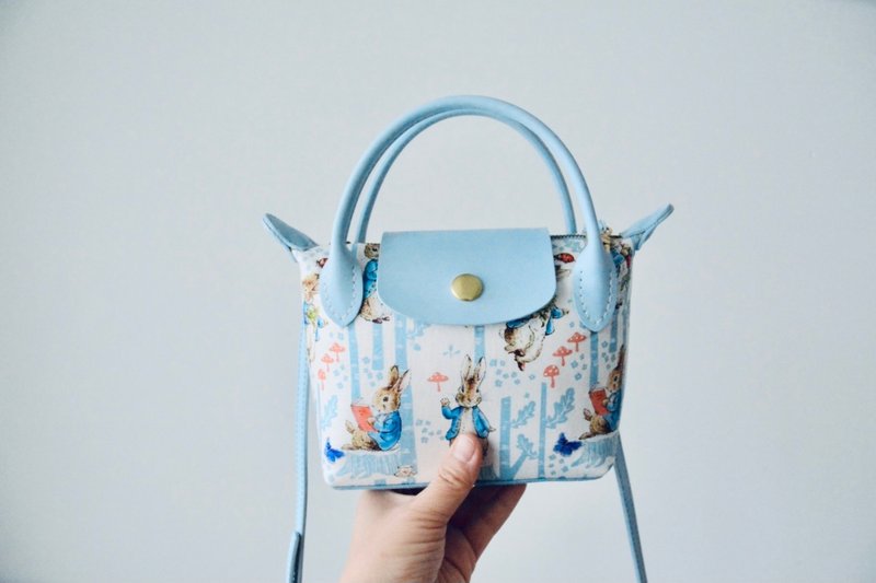 看书 吃胡萝卜的蓝色系彼得兔 迷你龙骧包 - 侧背包/斜挎包 - 棉．麻 蓝色