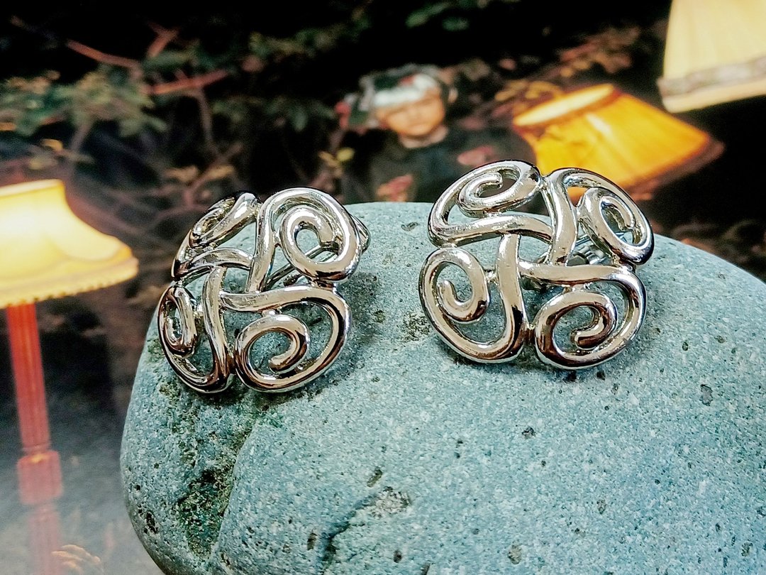 vintage jewelry  古董夹式耳环  奇异徽章 - 耳环/耳夹 - 其他金属 
