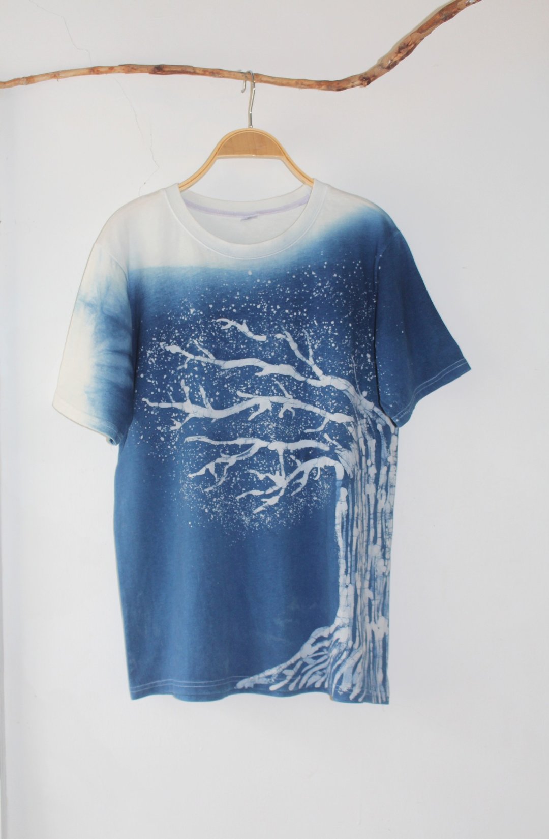 自在染isvara 手工蓝染 共生系列 树 纯棉T-shirt - 中性连帽卫衣/T 恤 - 棉．麻 蓝色