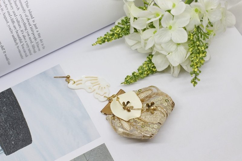 【单边。缎带】贝壳雕刻蝴蝶 刺绣缎带花瓣 耳环 - 耳环/耳夹 - 树脂 金色