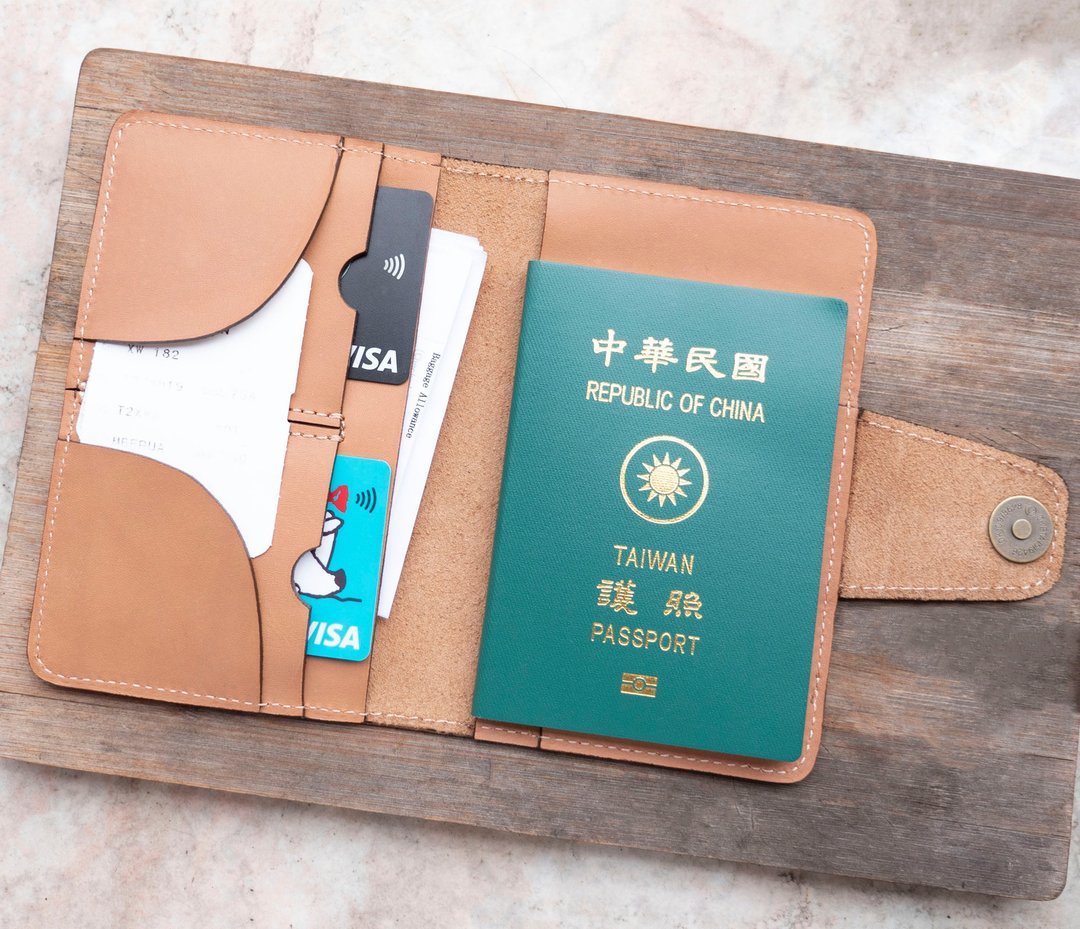 轻松自在护照夹 / 缺皮CHAPI  奶茶 皮件 护照夹 出国旅游 旅行 - 护照夹/护照套 - 真皮 卡其色