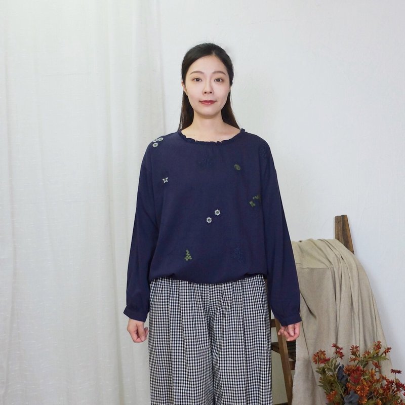 Hana Mokuba 荷叶边领口清新绣花收口上衣 - 女装上衣 - 棉．麻 