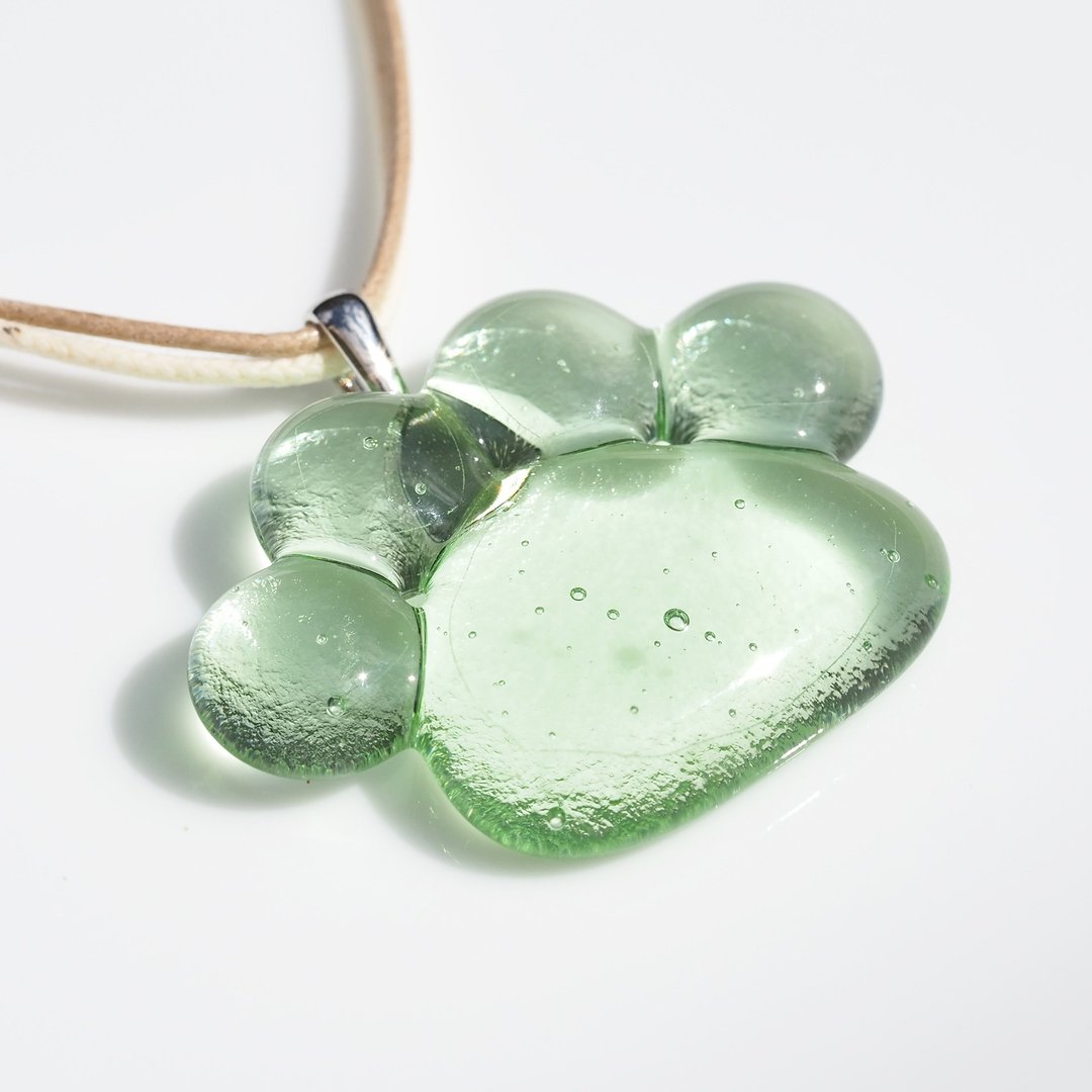 Color-changing dog and cat paw glass (Nikukyu [green]) necklace [Made-to-order] - 项链 - 玻璃 绿色