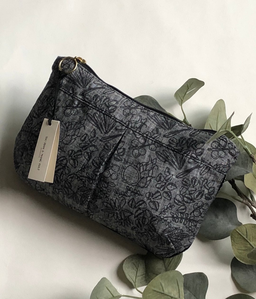 Printed Linen pouch grey color - 化妆包/杂物包 - 棉 灰色