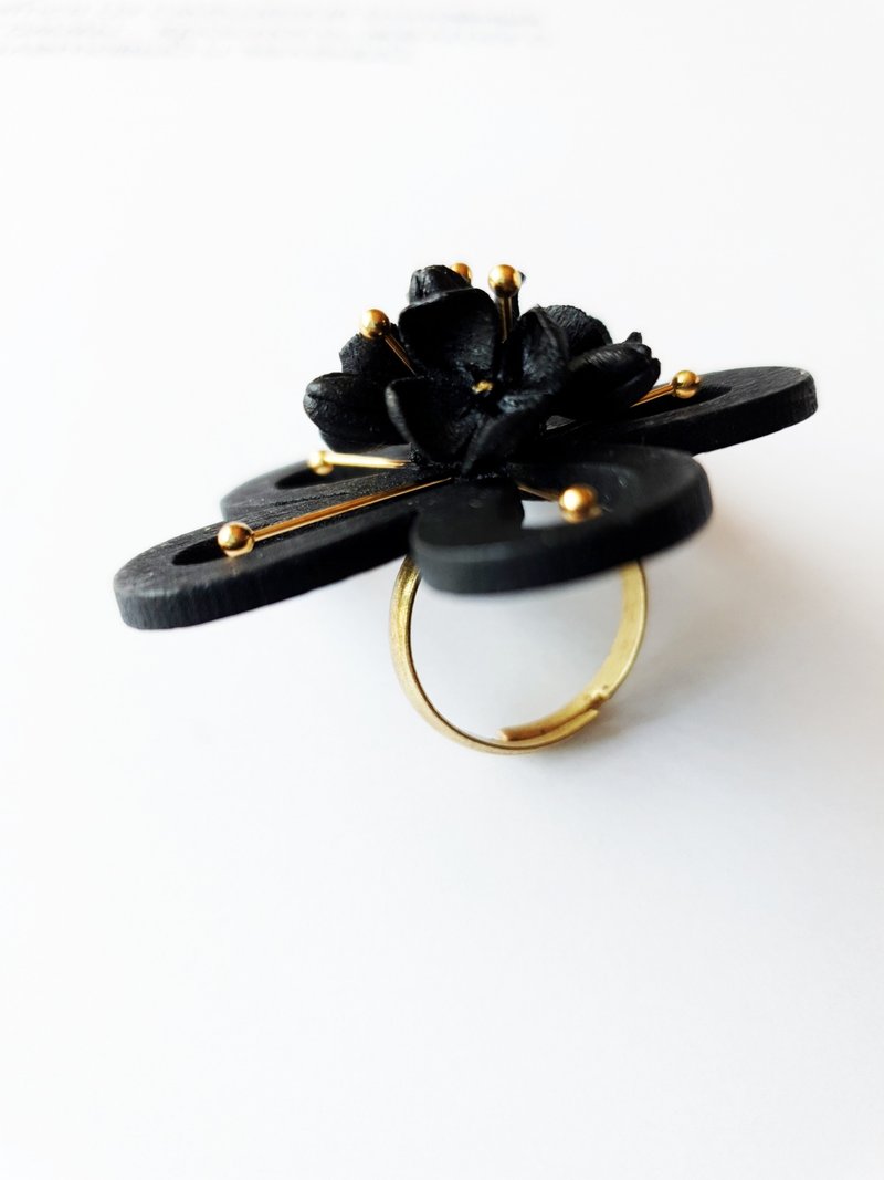 Black flower statement adjustable ring/  Lilac ring/  Flower stylish ring - 戒指 - 其他材质 黑色
