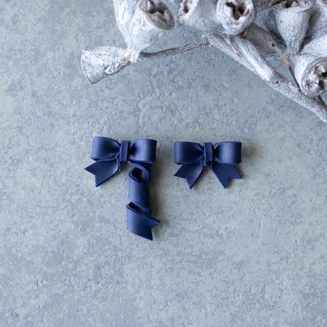 Ribbon Earrings / navy - 耳环/耳夹 - 粘土 蓝色