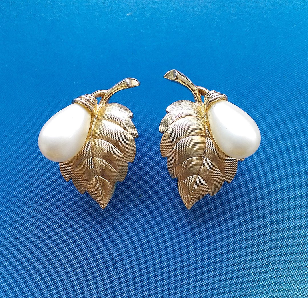 Vintage Jewelry 西洋古董饰品 TRIFARI 金叶 优雅仿珠 夹式耳环 - 耳环/耳夹 - 其他金属 金色