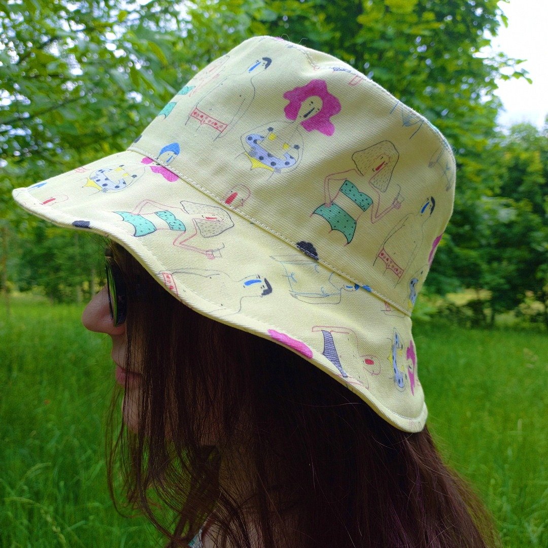 Comic cotton bucket hat for travel, beach, sun protection. Yellow designer hat. - 帽子 - 棉．麻 黄色
