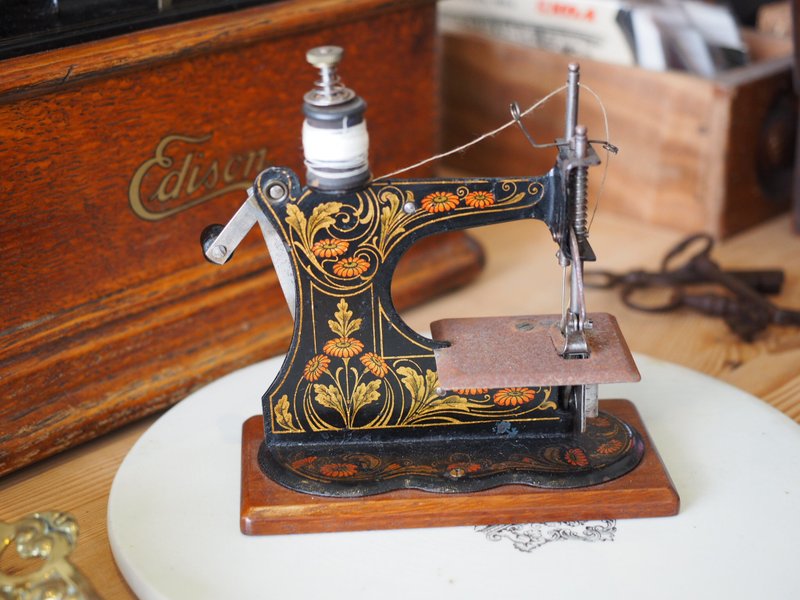 英国 约1920年 金属贴花儿童缝纫机 木底座 - 摆饰 - 其他金属 黑色