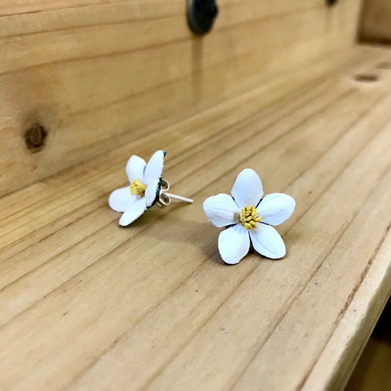 【清纯、优雅】皮革茉莉花耳环│耳针款式 - 耳环/耳夹 - 真皮 白色